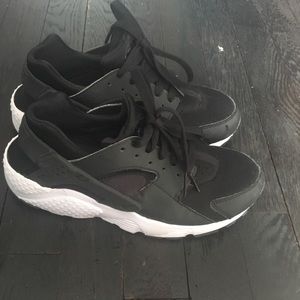 Youth size 5 Huarache in EUC.